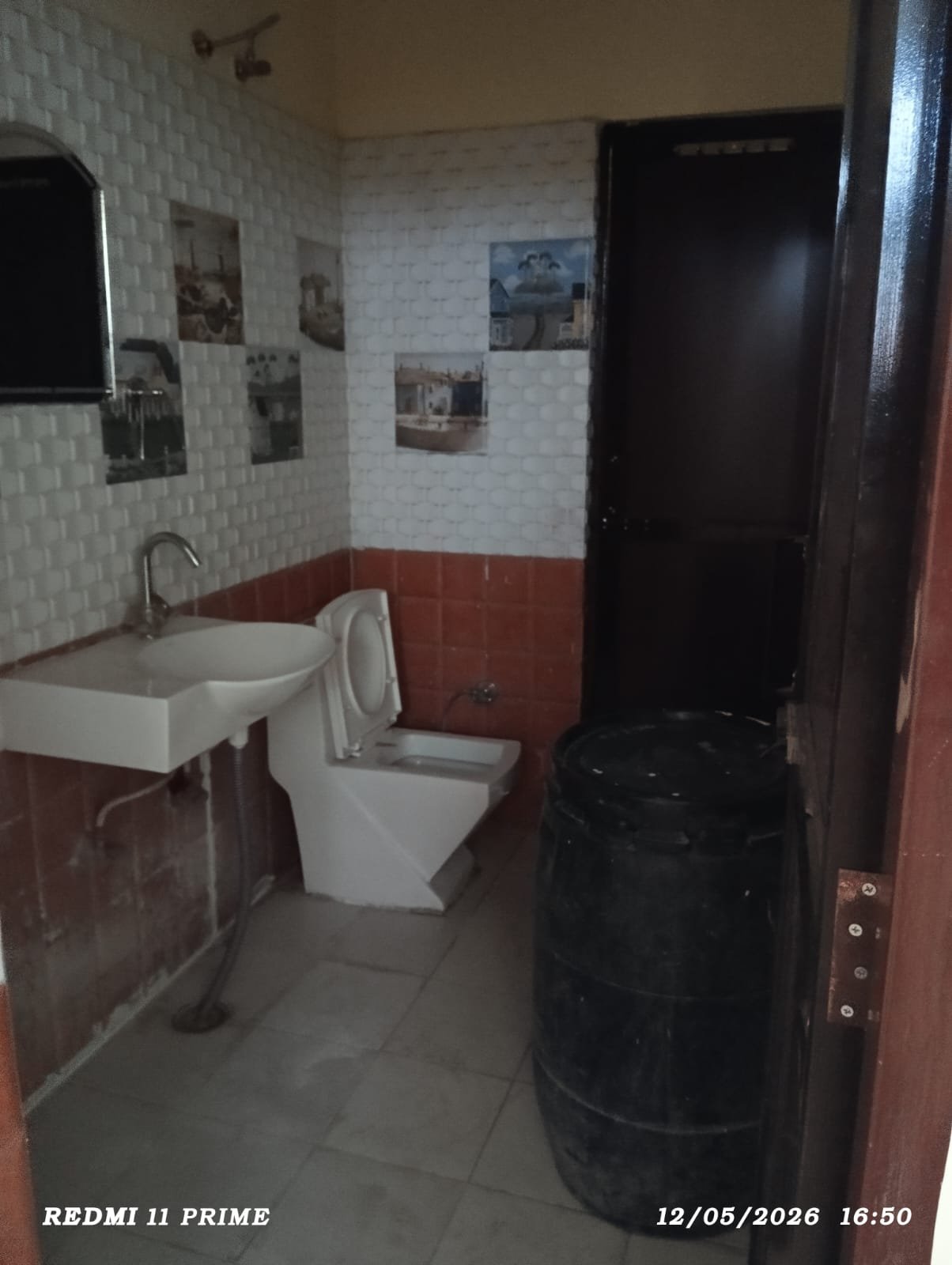 125 SQ YD 3bhk semi furnished flat availale for rent at  DPS Road Dhakoli